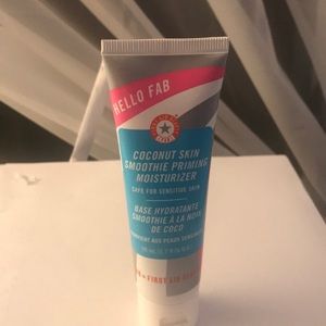 Coconut skin smoothie priming moisturizer